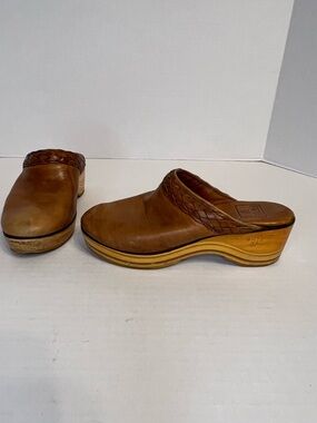vintage Frye leather wooden platform clogs, dating back to the 1970s Size 6.5